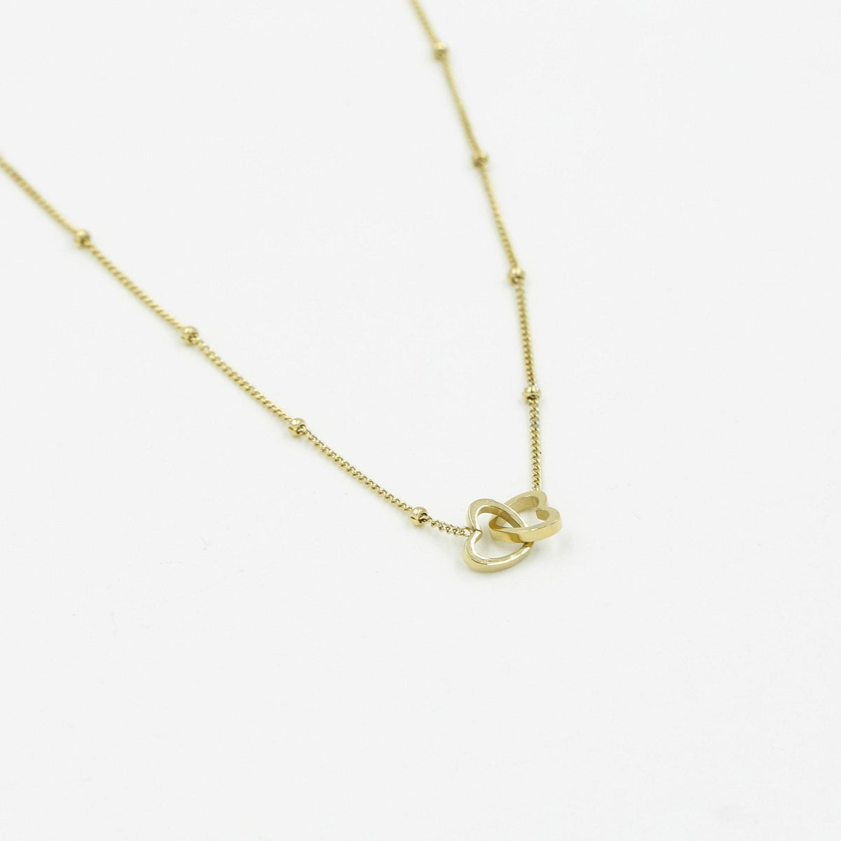Ketting verbonden hartjes goud